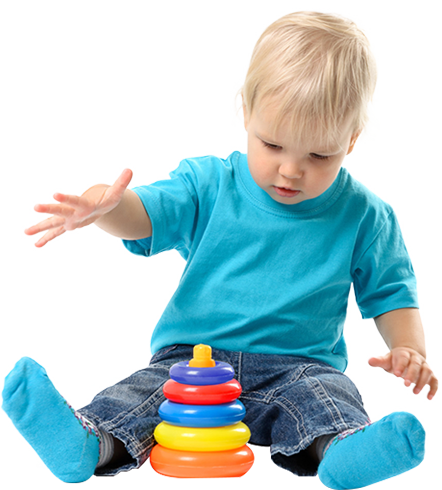 małe dziecko z zabawką edukacyjną