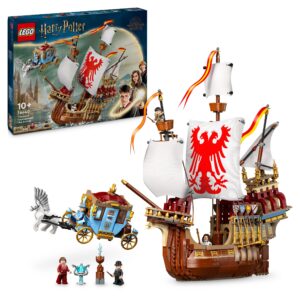 klocki LEGO Harry Potter 76440 Turniej Trójmagiczny: Przybycie statku Durmstrangui i powozu Beauxbatons, które umożliwiają odtworzenie przybycia uczniów do Hogwartu™ na turniej.